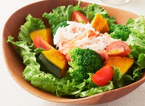 ごろごろ野菜とたっぷりずわいがにサラダ レシピ画像