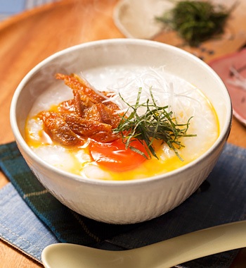 カリカリ鶏皮と醤油漬け卵黄のおかゆ レシピ画像