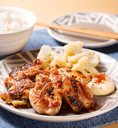 塩昆布をまぶした押し焼きチキン レシピ画像