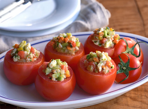 トマトを器にしちゃおう♪トマトカップの彩り野菜のサラダ レシピ画像