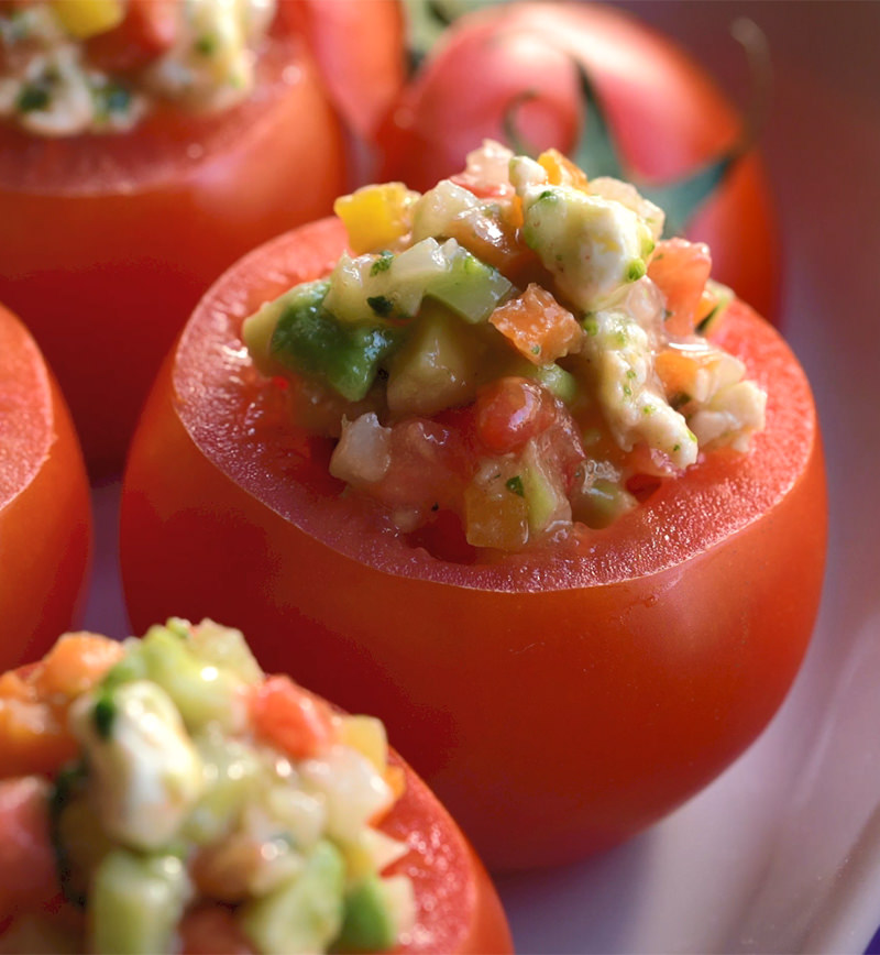 トマトを器にしちゃおう♪トマトカップの彩り野菜のサラダ レシピ画像