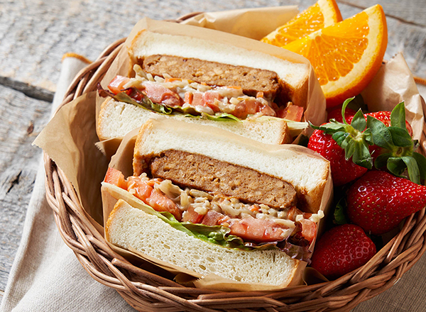 ハンバーグとごぼうサラダのサンドイッチ  レシピ画像
