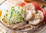 「胡桃だれ蕎麦と蒸し鶏のサラダ仕立て」の写真