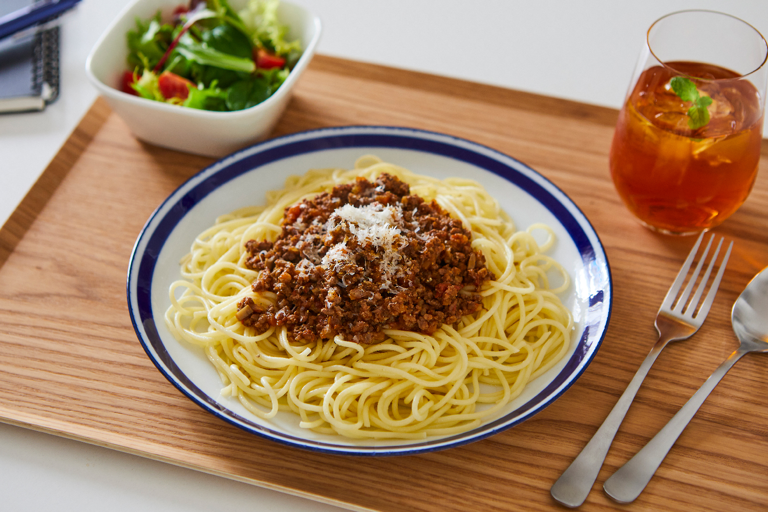 テレワークデーは、パパッとランチ。トレイに乗せれば片付けもラクラク。