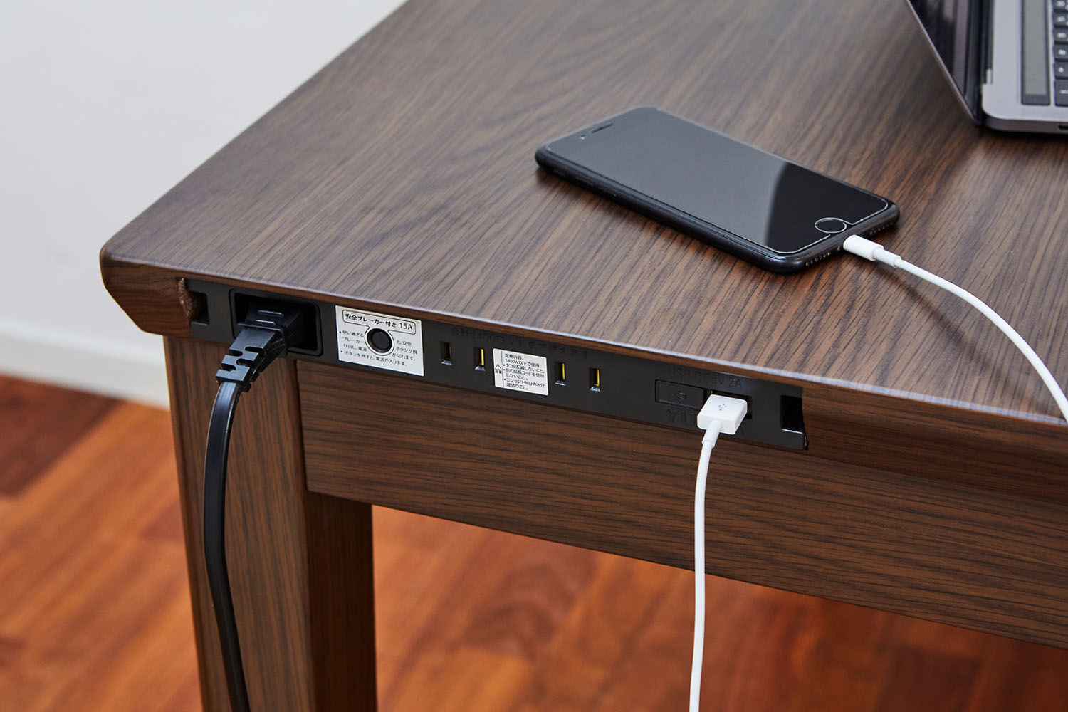 年中使える高脚こたつはUSBポート付きで充電もラクラク。